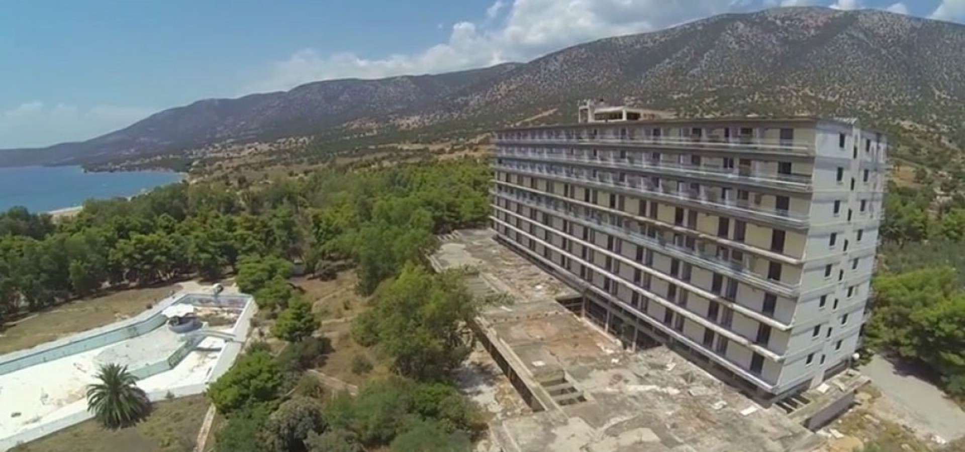 «Ακτή Σαλάντι»: Πώς μπήκε οριστικό λουκέτο στο διάσημο ξενοδοχείο για γυμνιστές της δεκαετίας του ‘80