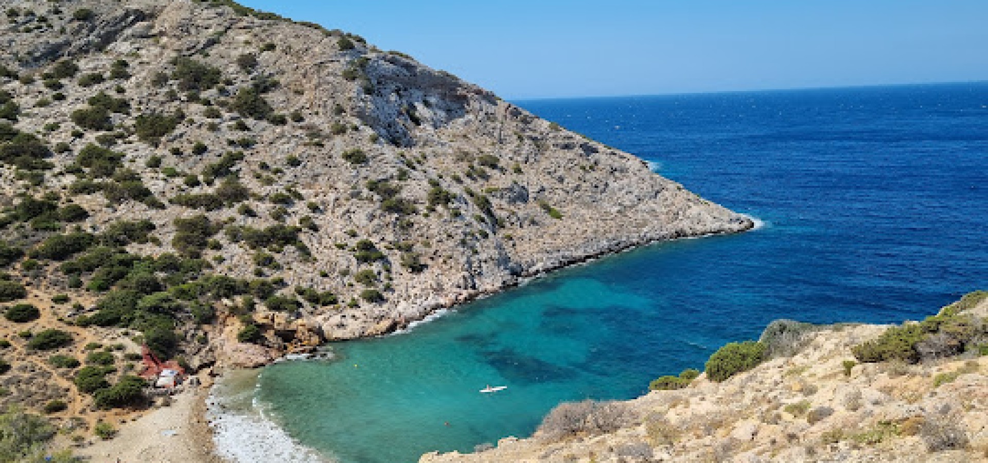 Πανοραμική άποψη της ακτής γυμνιστών του Αρμεού από την κορυφή του λόφου στον Γαλησσά Σύρου