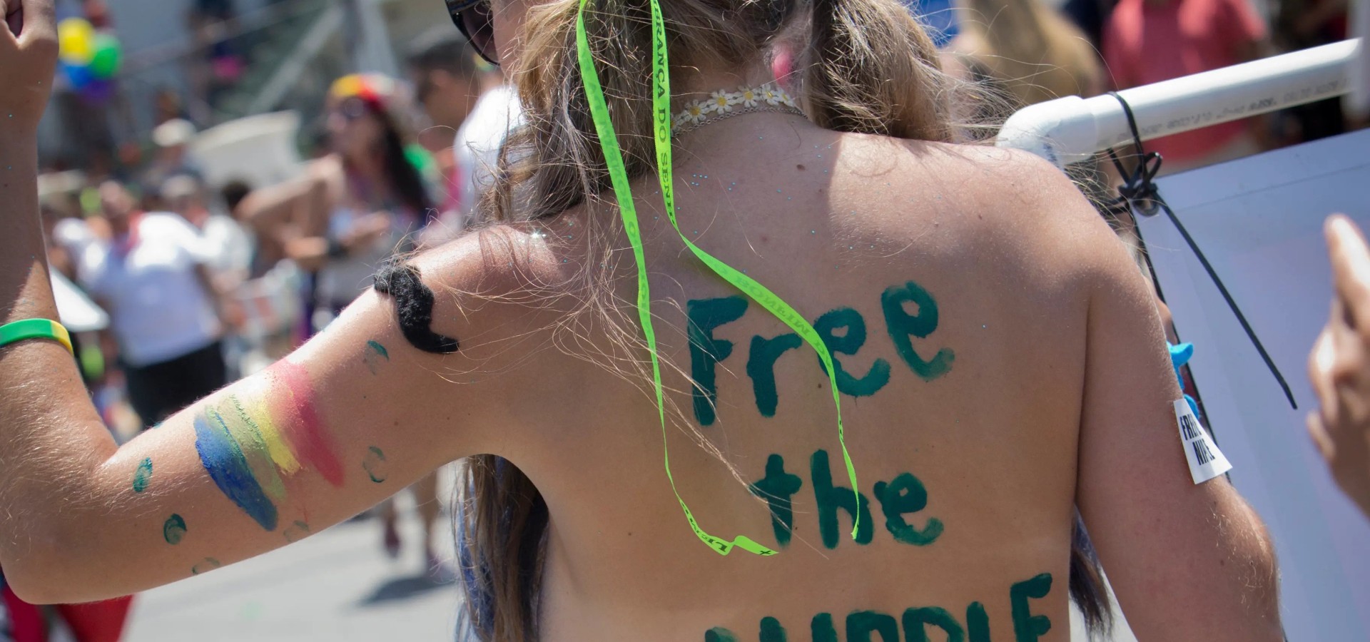 Free the Nipple: Το φεμινιστικό κίνημα κατά της γυναικείας χειραφέτησης – Από τα 70s στον Αλμοδόβαρ