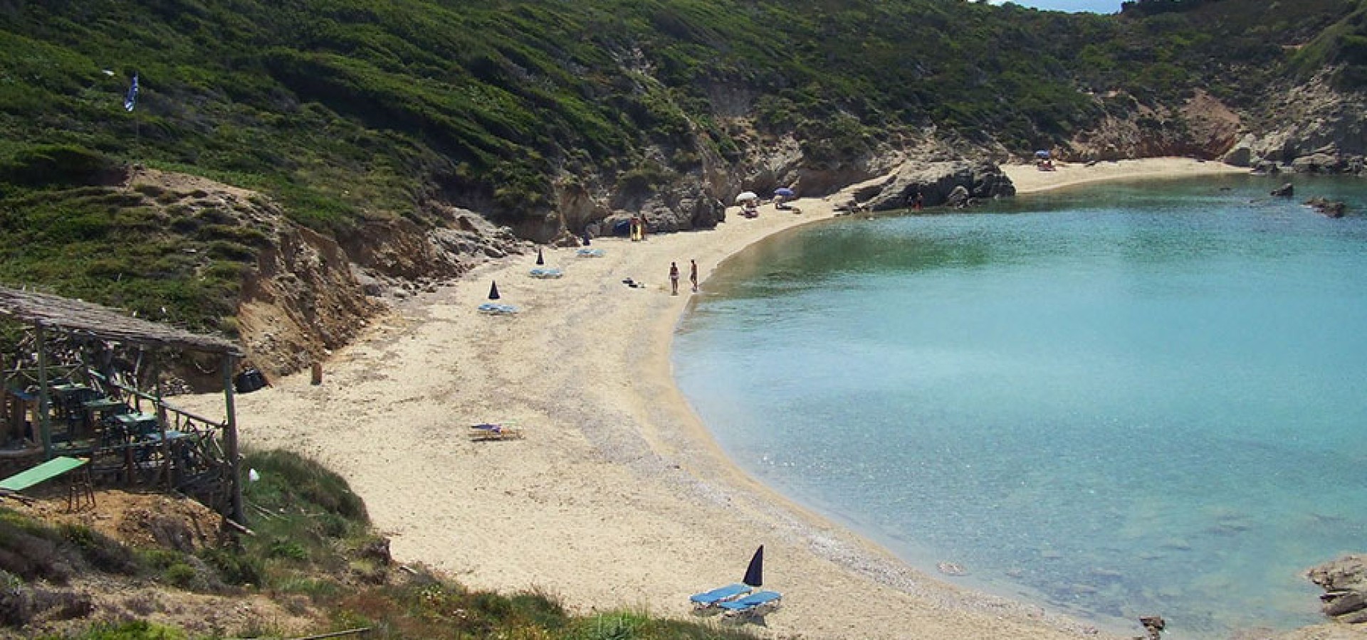 Παραλία Κρυφή Άμμος στη δυτική πλευρά της Σκιάθου