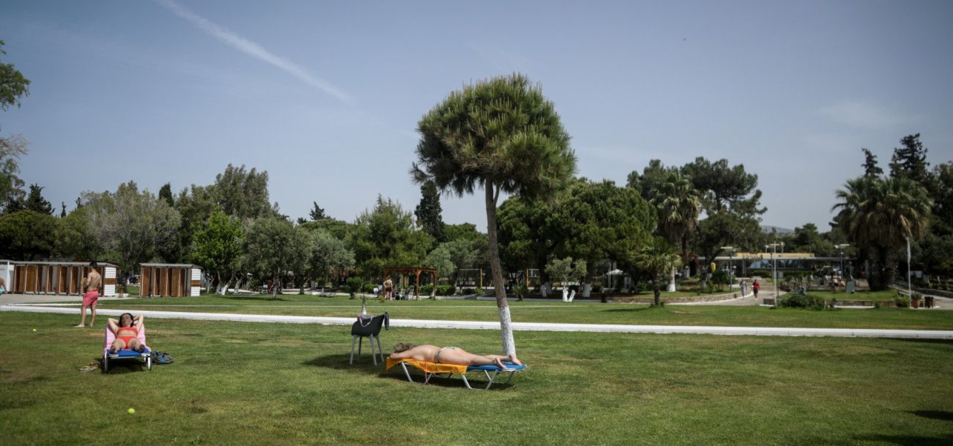 Καλοκαίρι 2025: Το «κυνήγι» της… οικονομικής ξαπλώστρας – Βουτιά και ευρώ στις παραλίες της Αττικής