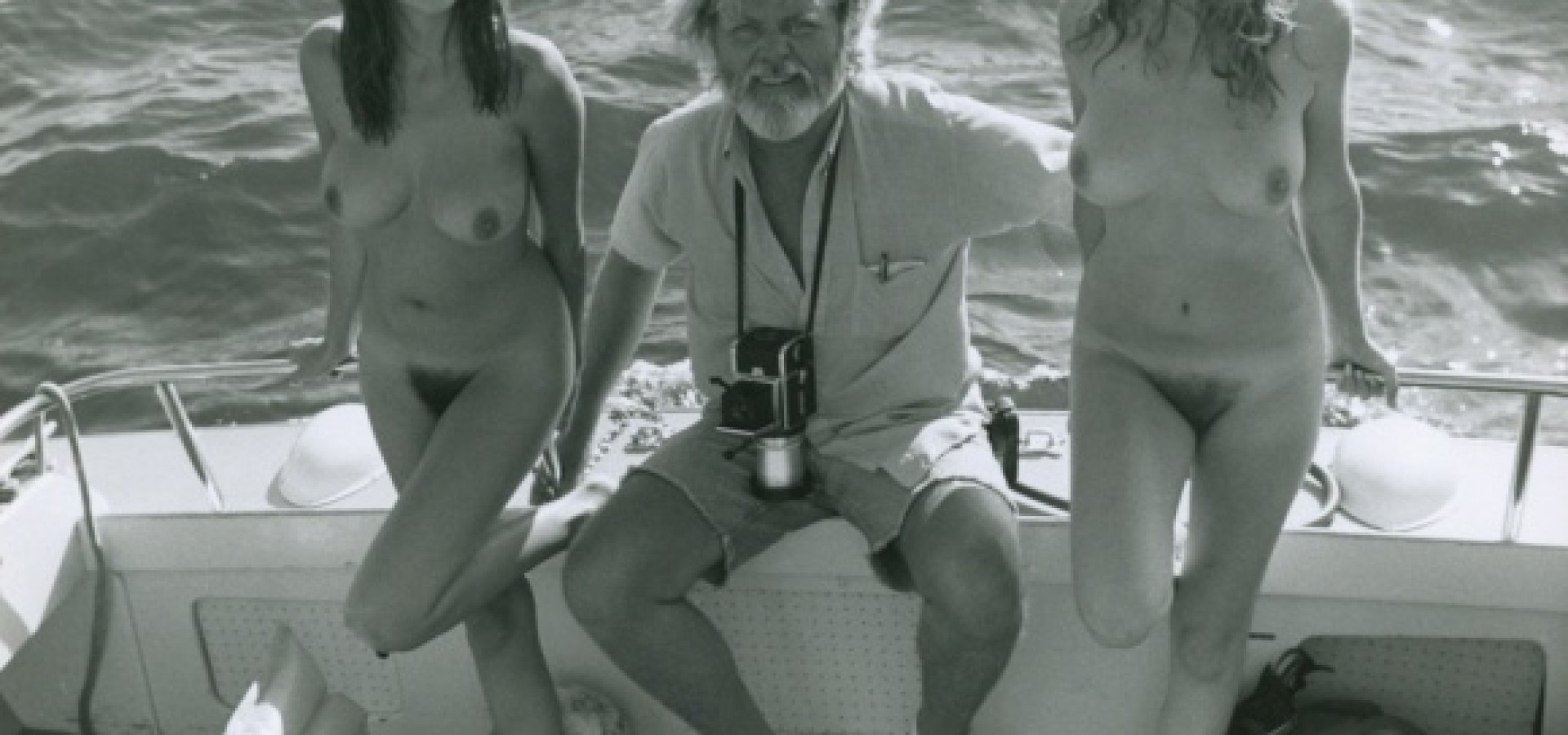 Helmut Stege (1918-1978), with two lovely young ladies, undated photo 24x19cm on the GDR's Baltic coast!