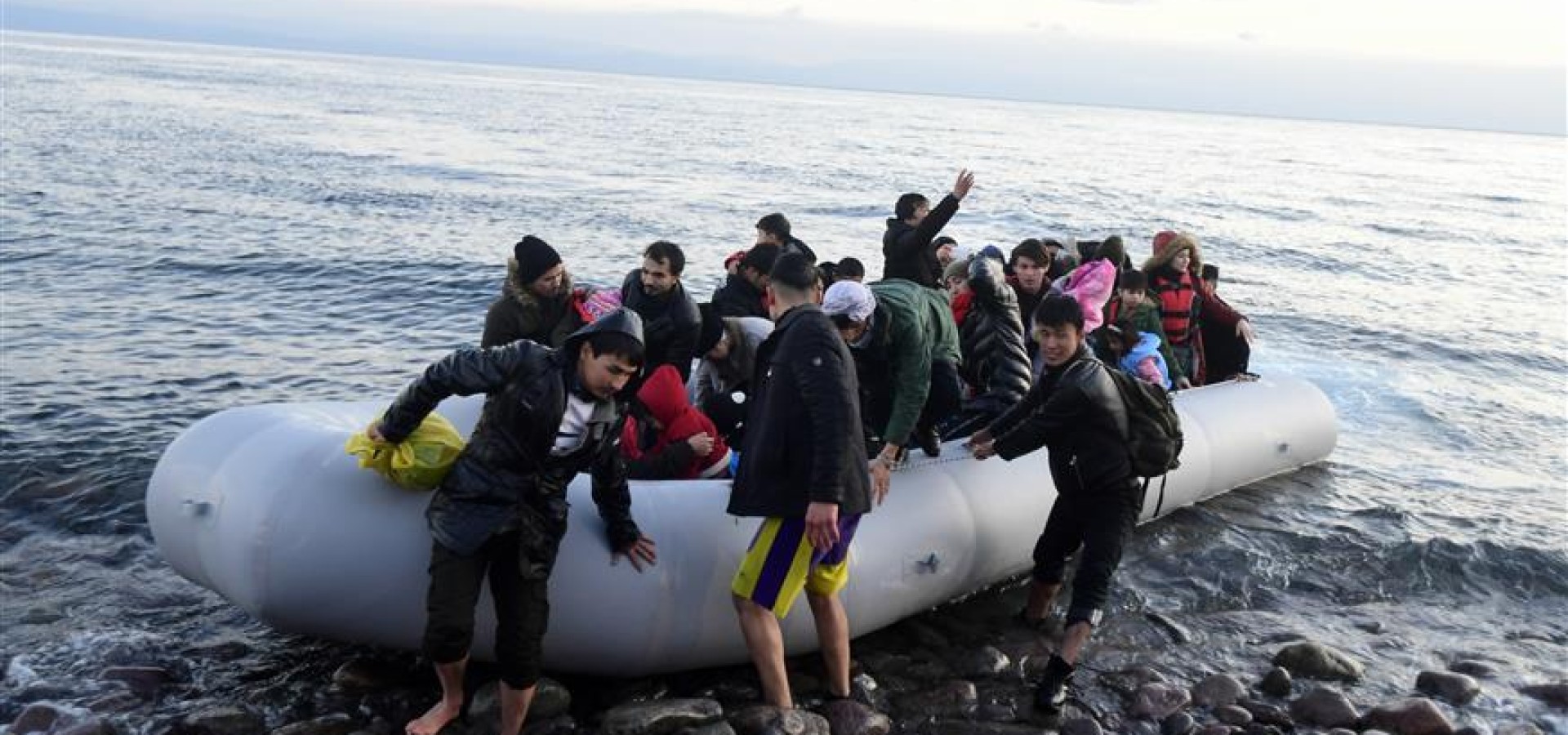 Αγγλία: Μετανάστες βγήκαν σε παραλία με γυμνιστές και έτρεξαν στο δάσος να κρυφτούν
