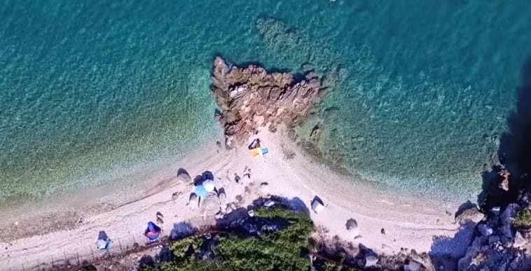 Μια παραλία γυμνιστών, μόλις 45 λεπτά από το κέντρο της Αθήνας