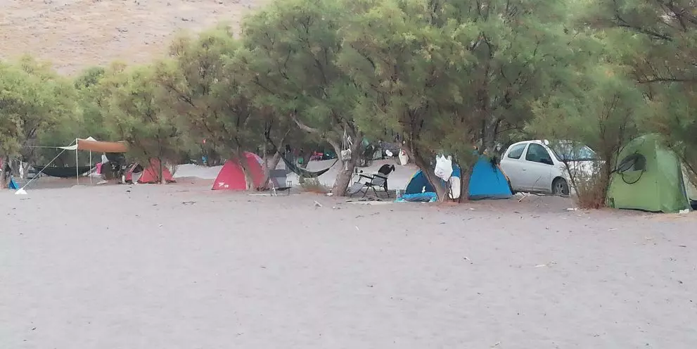 Κατάληψη στην παραλία Χρούσος από γυμνιστές - Απειλούν τους κατοίκους (φωτο)