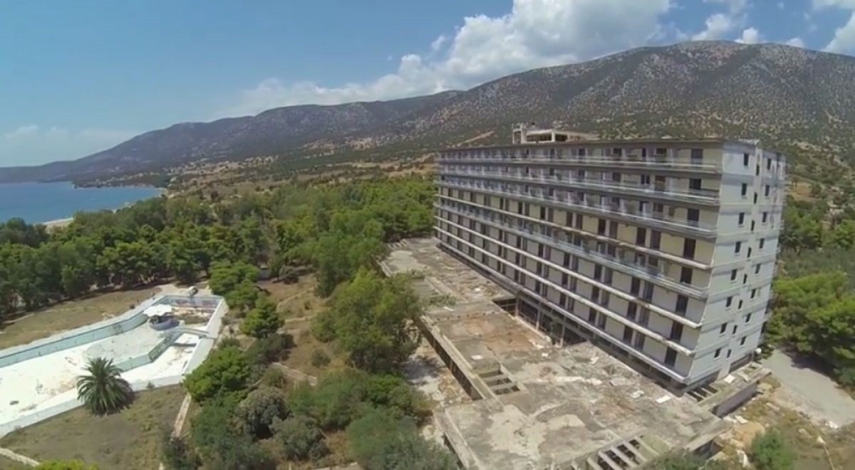 «Ακτή Σαλάντι»: Πώς μπήκε οριστικό λουκέτο στο διάσημο ξενοδοχείο για γυμνιστές της δεκαετίας του ‘80