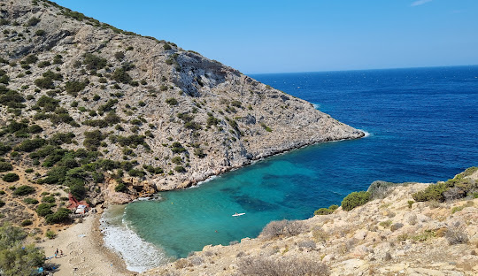 Πανοραμική άποψη της ακτής γυμνιστών του Αρμεού από την κορυφή του λόφου στον Γαλησσά Σύρου