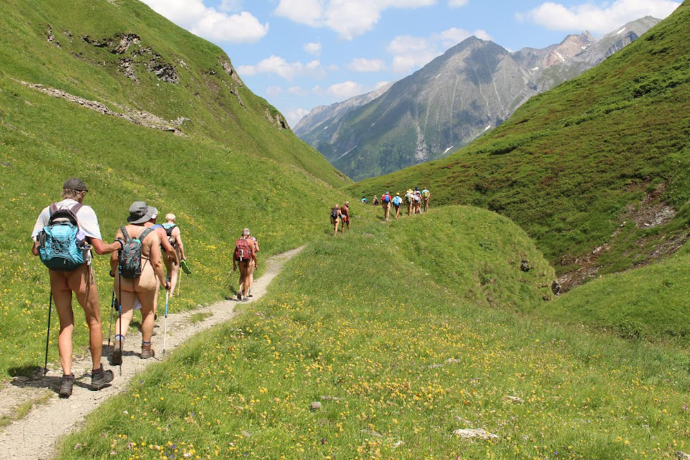 Ils ont randonné nu en dans les Alpes