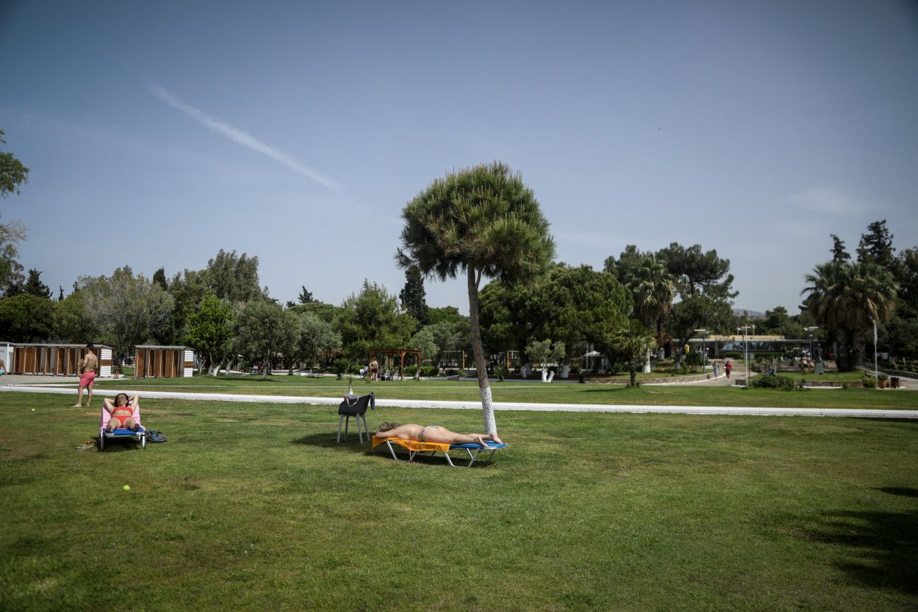 Καλοκαίρι 2025: Το «κυνήγι» της… οικονομικής ξαπλώστρας – Βουτιά και ευρώ στις παραλίες της Αττικής